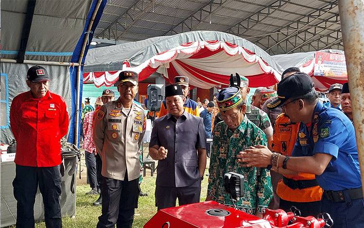 Wakil Ketua I DPRD Kapuas, Yohanes (tiga dari kiri) saat hadiri apel gabungan gelar pasukan dan peralatan kesiapsiagaan penanggulangan karhutla. (FOTO: DODI)