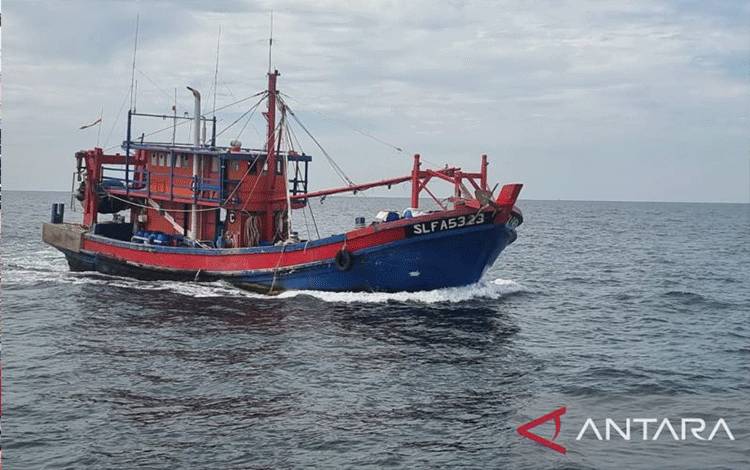 Kementerian Kelautan dan Perikanan (KKP) menangkap 1 kapal illegal fishing berbendera Malaysia di wilayah Zona Ekonomi Eksklusif Indonesia (ZEEI) Selat Malaka. ANTARA/ (Humas KKP)