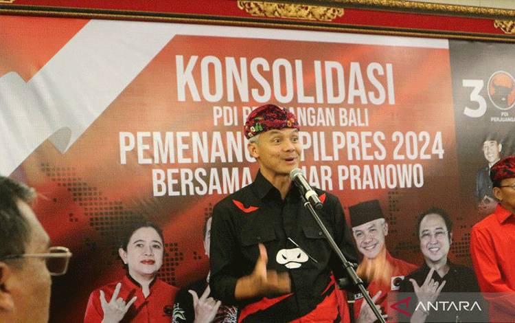 Calon Presiden dari PDI Perjuangan Ganjar Pranowo berikan keterangan usai Rapat Konsolidasi PDIP Bali untuk Pemenangan Pilpres 2024 di Denpasar, Sabtu (17/6/2023). ANTARA/