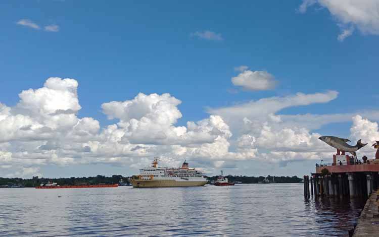 Sebuah kapal penumpang akan bersandar di Pelabuhan Sampit. (FOTO: DEWIP)