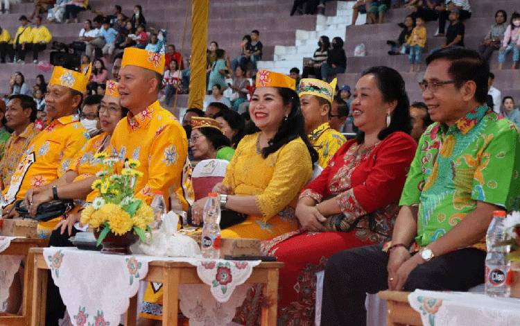 Ketua DPRD Gunung Mas Akerman Sahidar (kanan) saat mengikuti pembukaan Festival Budaya Mihing Manasa dan pameran pembangunan tahun 2023 di Stadion Mini Kuala Kurun, Sabtu, 17 Juni 2023. (FOTO: DISKOMINFOSANTIK GUMAS)