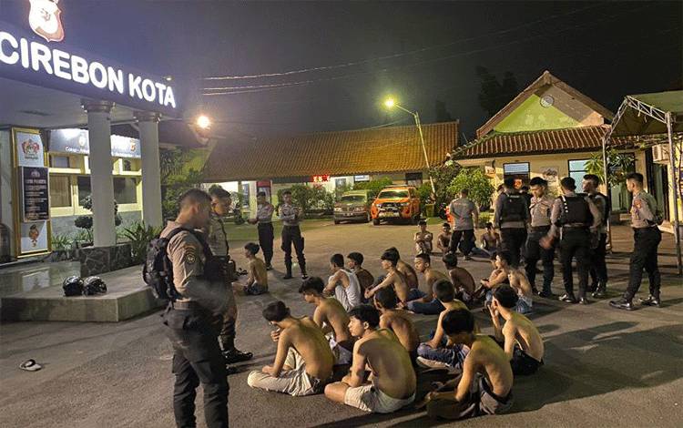 Petugas saat menggelandang 24 orang remaja yang melakukan aksi tawuran di Cirebon, Jawa Barat, Sabtu (17/6/2023). (ANTARA/Ho-Humas Polres Cirebon Kota)