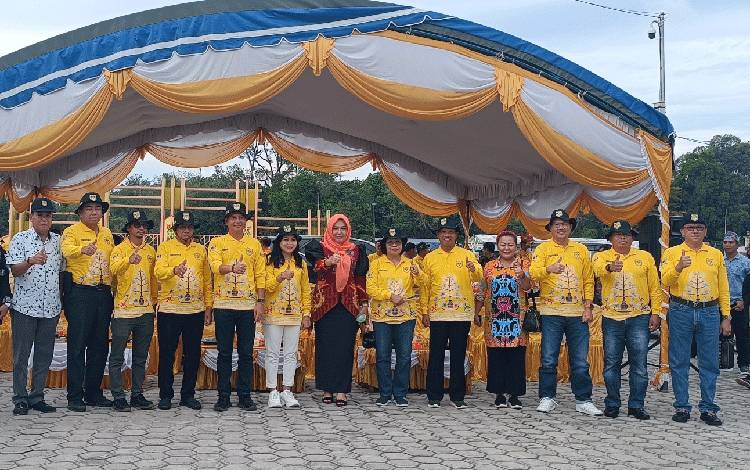 Anggota DPRD Gunung Mas Punding S Merang saat hadir di pelepasan peserta karnaval budaya dan pawai pembangunan, Sabtu, 17 Juni 2023. (FOTO: RISKA YULYANA)