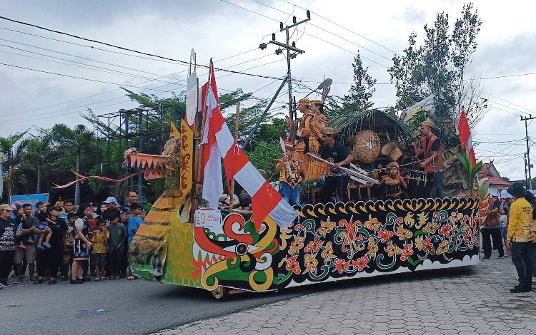  Peserta Kontingen Kecamatan Tewah saat memperlihatkan perahu naga di karnaval budaya yang dilaksanakan di Kota Kuala Kurun Kabupaten Gunung Mas, Sabtu, 17 Juni 2023. (FOTO: RISKA YULYANA)