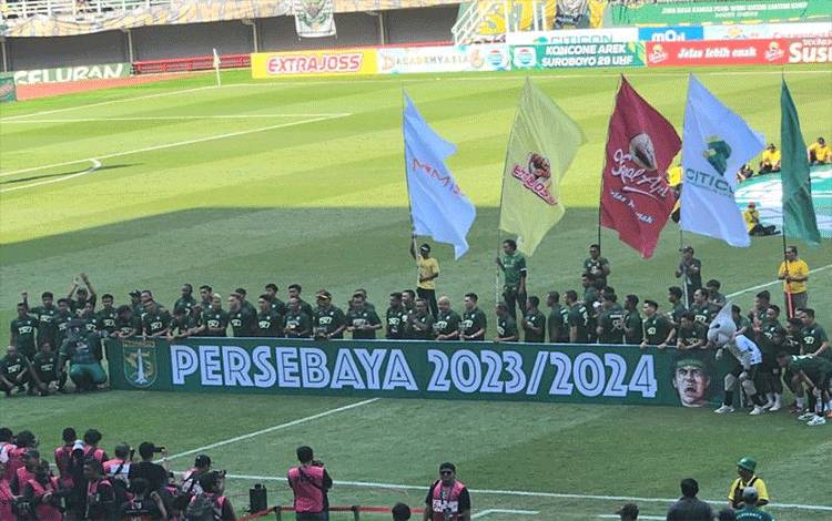 Penggawa Persebaya diperkenalkan di hadapan suporter bersamaan dengan "Anniversary Game" 96 tahun di Stadion Gelora Bung Tomo Surabaya, Minggu (18/6/2023). (ANTARA/Fiqih Arfani)