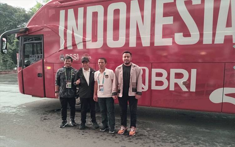 Pelatih timnas Indonesia Indra Sjafri (kiri), Wakil Ketua Umum PSSI Zainudin Amali (kedua dari kiri), dan Sekretaris Jenderal PSSI Yunus Nusi (kedua dari kanan) berpose setelah acara peluncuran bus timnas di Stadion Utama Gelora Bung Karno, Jakarta, Minggu (18/6/2023). (ANTARA/RAUF ADIPATI)