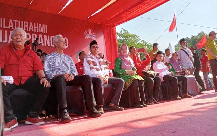 Ganjar Pranowo (tengah) pada acara silaturahmi dengan relawan di lapangan Nasional Selong Kabupaten Lombok Timur, Nusa tenggara Barat, Minggu (18/6/2023) (ANTARA/HO-PDI Perjuangan)
