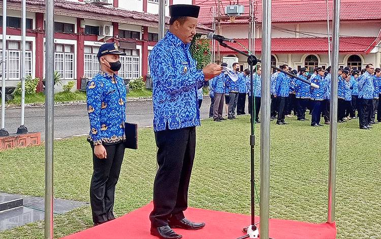 Wakil Bupati Barito Timur Habib Said Abdul Saleh saat menjadi pembina apel kesadaran nasional, Senin, 19 Juni 2023. (FOTO: BOLE MALO)