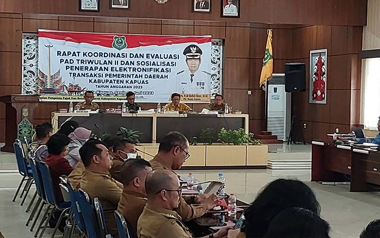 Suasana saat Rakor dan evaluasi PAD triwulan II sekaligus sosialisasi penerapan ETPD di Pemkab Kapuas, bertempat di Aula Bappelitbangda setempat, Senin, 19 Juni 2023. (FOTO: DODI)