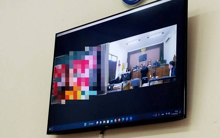 Terdakwa saat menjalani sidang virtual di Pengadilan Negeri Palangka Raya, Senin, 19 Juni 2023 (Foto Apriando)