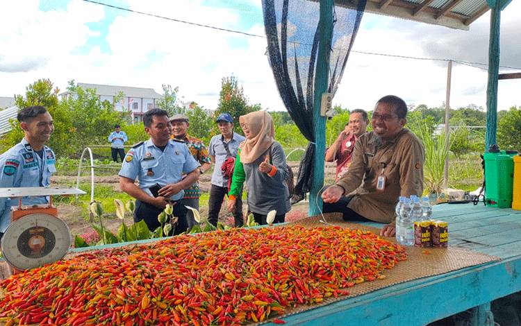 UPT PSB Provinsi Kalimantan Barat melakukan kunjungan ke Agrowisata Lapas Kelas III Sukamara, Senin, 19 Juni 2023. (FOTO:DOK LAPAS SUKAMARA)