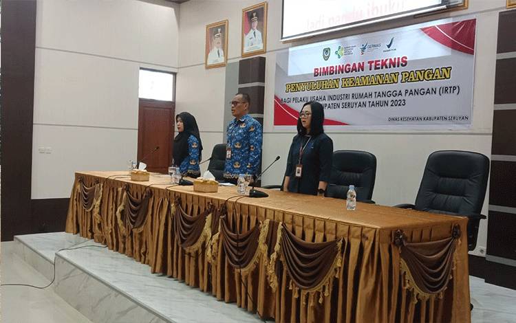Kepala Dinas Kesehatan Seruyan dr. Bahrun Abbas membuka kegiatan Bimbingan Teknis Penyuluhan Keamanan Pangan bagi Pelaku Usaha Industri Rumah Tangga Pangan (IRTP) Kabupaten Seruyan tahun 2023 (Foto : Ist)