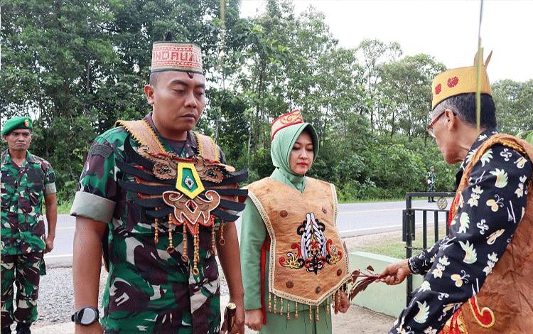 Komandan Kodim 1017LamandauLetkol Arm Ari Sugiyartotengah menjalani tradisi penyambutan. (FOTO : HENDI NURFALAH)