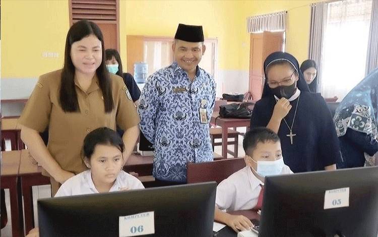 Kepala Disdikbud Kabupaten Lamandau Abdul Kohar melaksanakan monitoring Gladi ANBK di SDN 2 Nanga Bulik. (FOTO : HENDI NURFALAH)