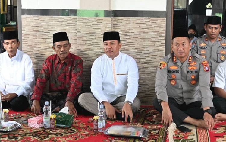 Bupati Hendra Lesmana saat menggelar silaturahmi dengan sejumlah tokoh masyarakat di Kecamatan Sematu Jaya. (FOTO : HENDI NURFALAH)