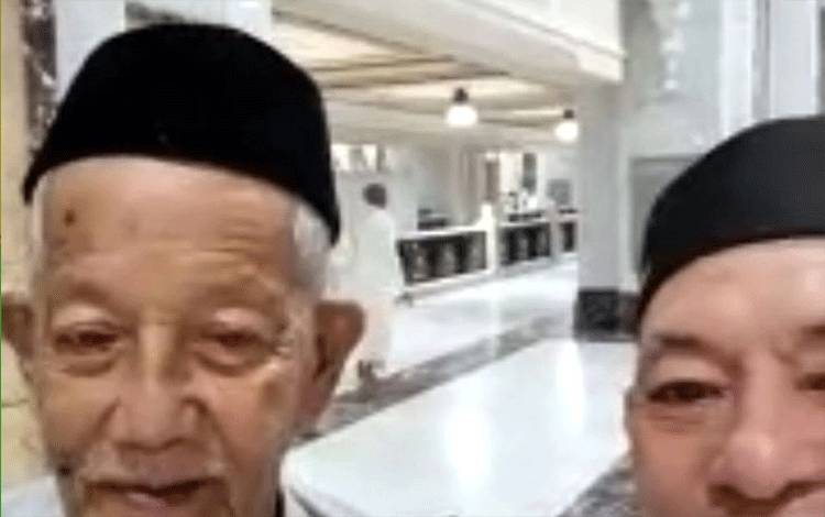 Calon haji asal Kabupaten Takalar Muh Arif Dg Rate (68) bersama petugas kloter yang videonya viral karena ingin pulang ke rumahnya naik ojek. ANTARA/HO-Kemenag Sulsel