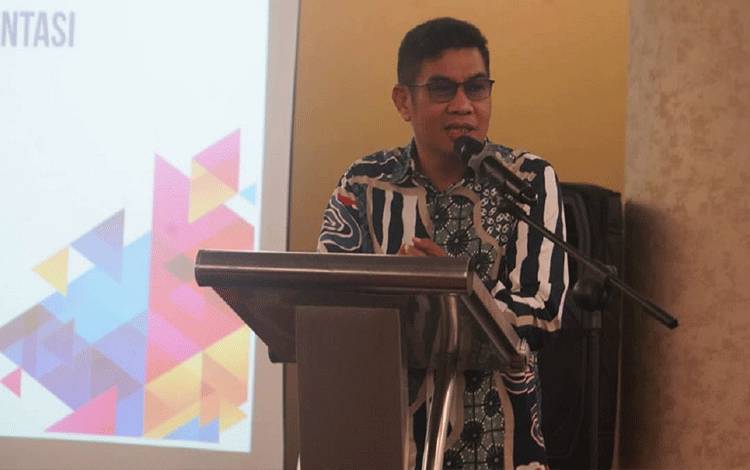  Kadis Kominfosantik Prov. Kalteng Agus Siswadi tengah mengampaikan laporan pada kegiatan Rapat Koordinasi PPID Prov. Kalimantan Tengah.