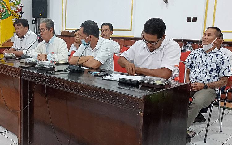 Perwakilan BPD saat menyampaikan poin-poin usulan dalam RDPU yang digelar DPRD Barito Timur, Rabu, 21 Juni 2023. (FOTO: BOLE MALO)
