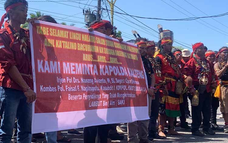 Organisasi Masyarakat (Ormas) Dayak Mandau Apang Balundang Bulau (MABB) saat melakukan aksi damai di depan Mapolda Kalteng. (FOTO: PATHUR)