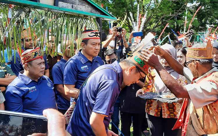 Direktur Tata Kelola Destinasi Kemenparekraf Indra Ni Tua dipakaikan lawung saat mengunjungi Desa Wisata Pasir Panjang. (FOTO: DANANG)