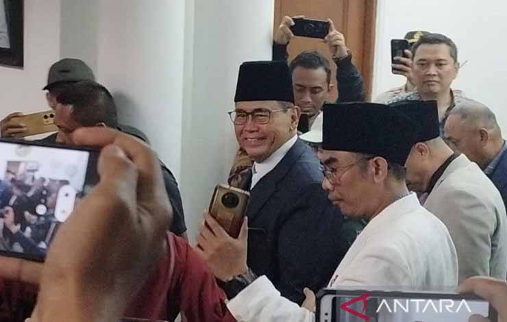 Pimpinan Pondok Pesantren Al-Zaytun Panji Gumilang tiba di Gedung Sate, Kota Bandung, Jawa Barat, Jumat (23/6/2023). (ANTARA/Bagus Ahmad Rizaldi)
