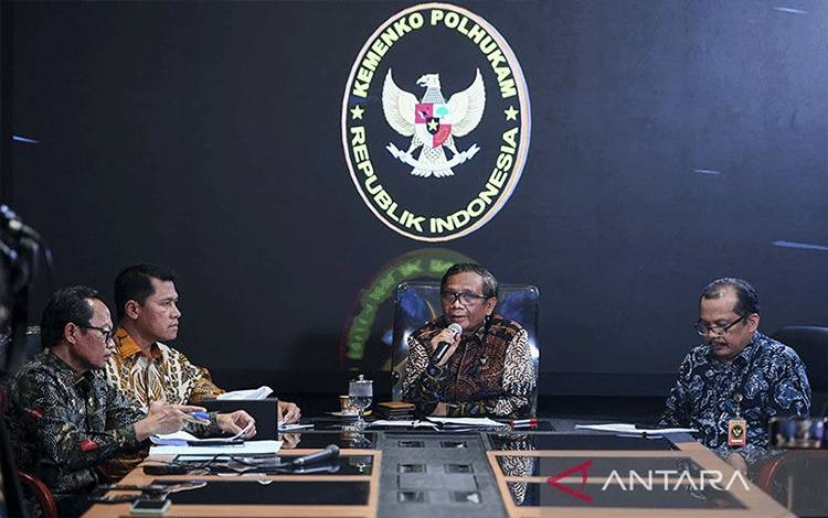 Menko Polhukam Mahfud MD (kedua kanan) memberikan keterangan pers jelang kick off penyelesaian pelanggaran HAM berat masa lalu di Kemenko Polhukam, Jakarta, Jumat (23/6/2023). ANTARA FOTO/Hafidz Mubarak A/nym/aa.