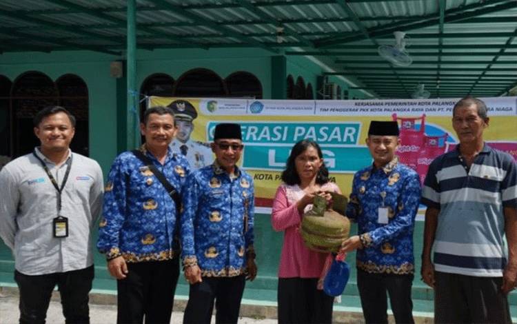 Wali Kota Palangka Raya, Provinsi Kalimantan Tengah Fairid Naparin (dua kanan) saat operasi pasar gas elpiji bersubsidi di Palangka Raya beberapa waktu lalu. (ANTARA/HO-Prokom Palangka Raya)