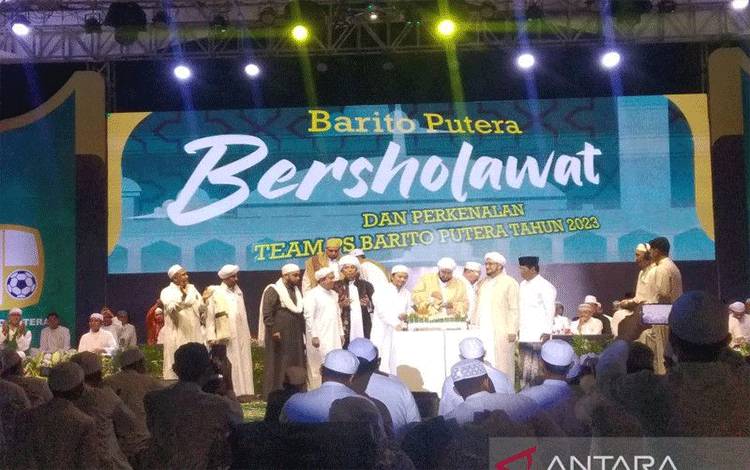 Barito Putera Bersholawat memperkenalkan 36 pemain untuk Liga 1 tahun 2023/2024 yang berlangsung di Halaman Mesjid Raya Sabilal Muhtadin Banjarmasin, Jumat malam. (ANTARA/HO)