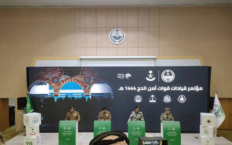 Direktur Keamanan Publik dan Ketua Komite Keamanan Haji Letnan Jenderal Mohammad bin Abdullah al-Bassami (kiri kedua) dalam konferensi pers di Makkah, Arab Saudi, Jumat. (23/6/2023) (Antara / Azis Kurmala)