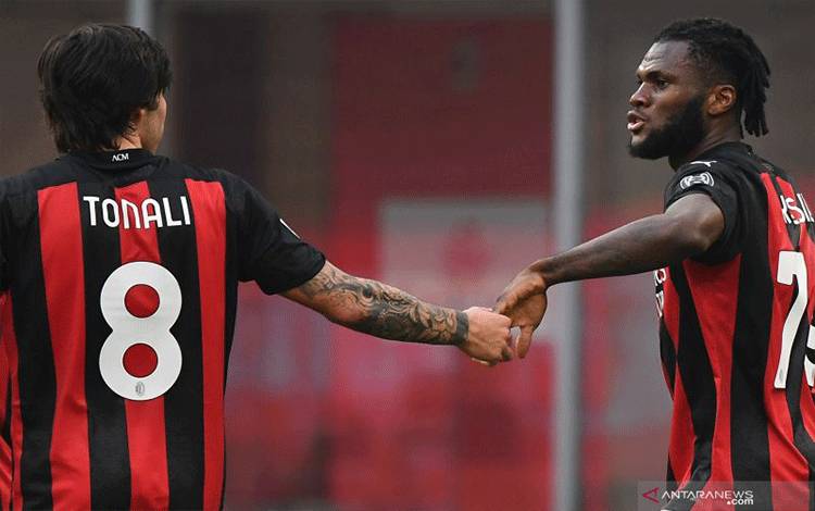 Gelandang AC Milan Franck Kessie (kanan) dan Sandro Tonali (ANTARA/AFP/TIZIANA FABI)