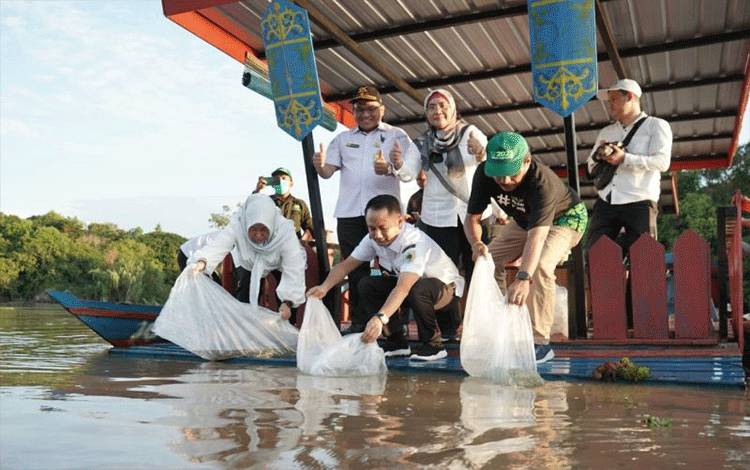 Dokumentasi. Wali Kota Palangka Raya, Provinsi Kalimantan Tengah Fairid Naparin (dua kiri) melepasliarkan ikan di Palangka Raya. (ANTARA/Ho-Prokom Palangka Raya)