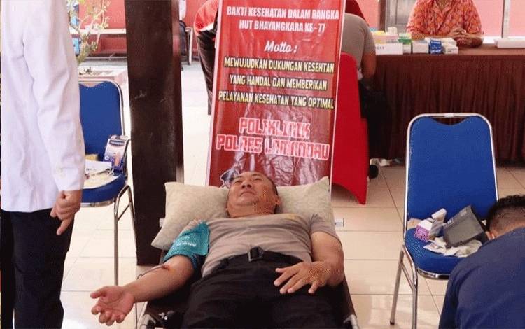 Kapolres Lamandau AKBP Bronto Budiyono saat mengikuti kegiatanaksi bakti kesehatan donor darah. (FOTO : HENDI NURFALAH)