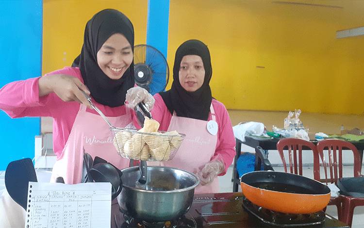 Salah satu peserta sedang memasak menu Tahu Ireng berbahan Ikan Bandeng dalam mengikuti lomba masak di hari HUT ke-1 KPU Mehasur Gawi Bersama, Sabtu, 24 Juni 2023. (FOTO: NURITA)