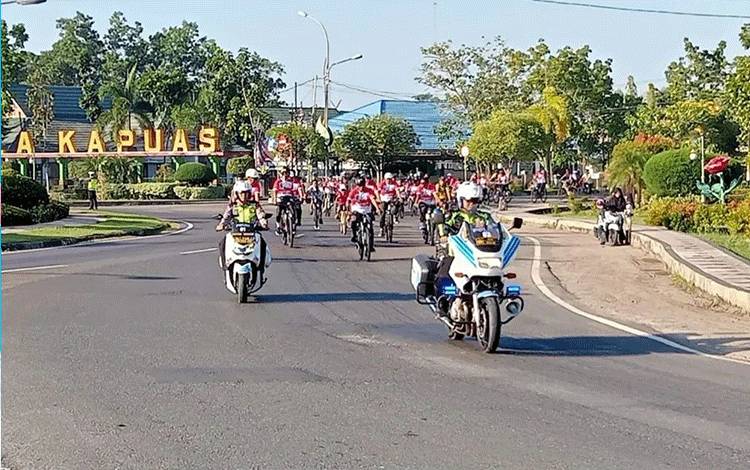 Personel Satlantas Polres Kapuas saat lakukan pengawalan kegiatan fun bike pada Sabtu, 24 Juni 2023. (FOTO: IST)