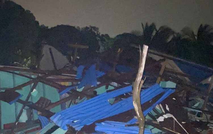 Sejumlah rumah warga rusak kena terjangan puting beliung di Pulau Kasu, Kecamatan Belakang Padang, Kota Batam, Provinsi Kepulauan Riau, Sabtu (24/6/2023). (ANTARA/HO-Camat Belakang Padang)