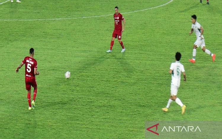 Pemain nomor punggu 5 Persis Solo, Jaimerson Xavier oper bola kepada Alexis Messidoro (kostum merah merah) dikawal dua pemain Persebaya dalam pertandingan persahabatan di Stadion Manahan Solo, Sabtu (24/6/2023). ANTARA/Bambang Dwi Marwoto.