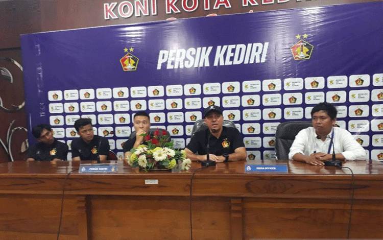 Pelatih Persik Kediri Marcelo Rospide dan sejumlah pemain Persik di Kediri, Jawa Timur. ANTARA/ Asmaul