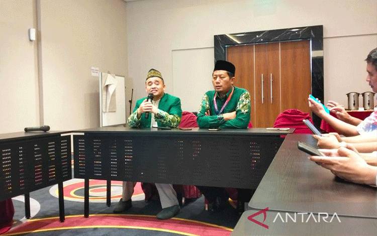 Ketua Pimpinan Wilayah Muhammadiyah (PWM) Jawa Tengah Tafsir (kiri) bertemu dengan wartawan di Solo, Sabtu (24/6/2023). ANTARA/Aris Wasita