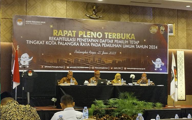 Rapat pleno terbuka rekapitulasi DPT Kota Palangka Raya oleh KPU Kota Palangka Raya baru-baru ini. (FOTO: TESTI PRISCILLA)