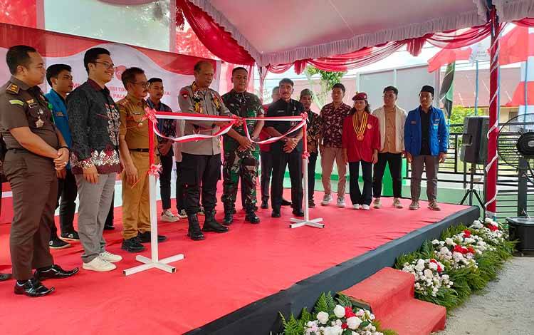 Kapolda Kalimantan Tengah Irjen Pol Nanang Avianto saat memotong pita tanda diresmikannya rumah merdeka Cipayung Plus. (FOTO: PATHUR)