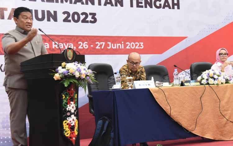 Wakil Gubernur Kalimantan Tengah (Kalteng), Edy Pratowo saat membuka seminar kajian survei percepatan penurunan stunting di Bahalap Hotel, Selasa, 27 Juni 2023. (FOTO: IST)