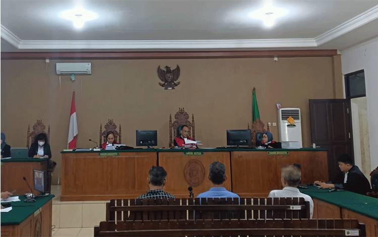 Para terdakwa saat menjalani sidang di Pengadilan Tipikor belum lama ini (Foto: Apriando)