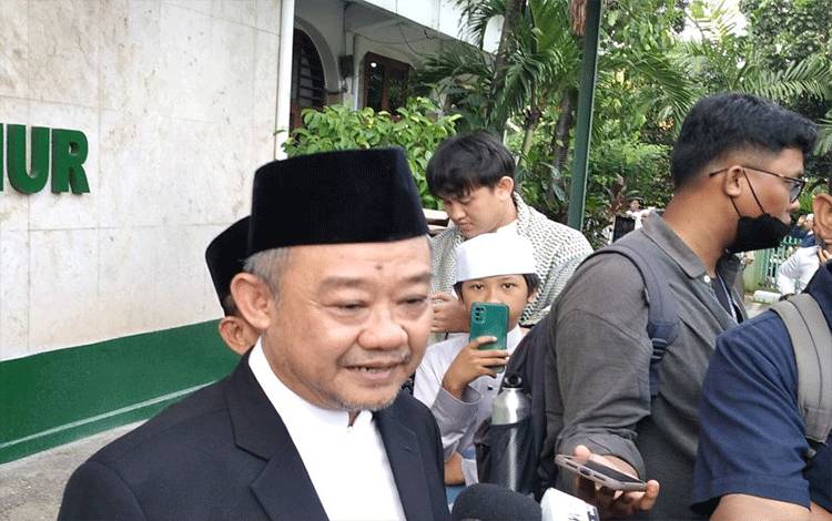 Sekretaris Umum PP Muhammadiyah Abdul Mu'ti ditemui usai melaksanakan ibadah shalat Idul Adha di Masjid Jami Al Huda, Tebet Timur, Jakarta, Rabu (28/6/2023). (ANTARA/ Zubi Mahrofi)