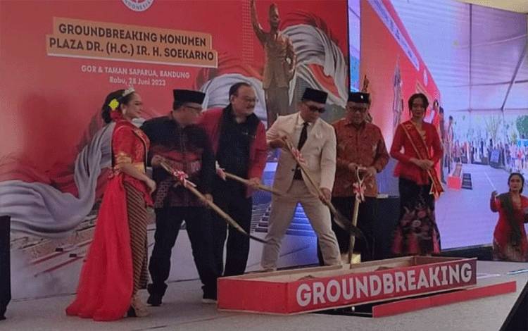Peletakan batu pertama pembangunan Monumen Plaza Dr (HC) Ir Soekarno atau Bung Karno di Taman Saparua GOR Saparua, Kota Bandung, yang akan memiliki tinggi 22,3 meter di Bandung, Rabu (28/6/2023). (FOTO ANTARA/Ajat Sudrajat)