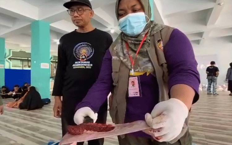 Petugas memeriksa organ hati saat penyembelihan hewan kurban di Masjid At-Taqwa, Kecamatan Kepanjen Kidul, Kota Blitar, Jawa Timur, Rabu (28/6/2023). ANTARA/ HO-panitia
