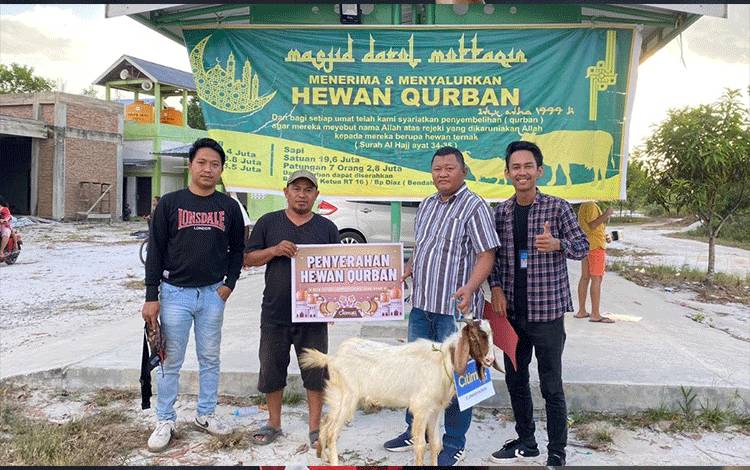 Manajemen Citimall Sampit menyerahkan hewan kurban di Masjid Mutaqqin,Jalan Tidar, Sampit, Rabu, 28 Juni 2023.(FOTO: IST)