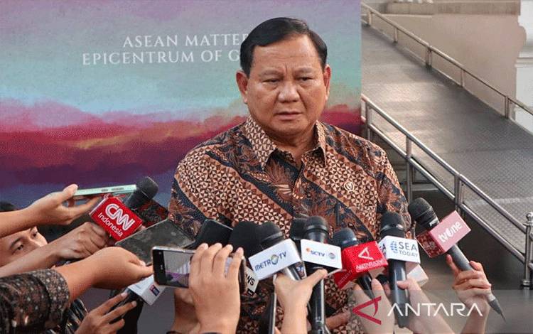 Menteri Pertahanan Prabowo Subianto memberi keterang di hadapan sejumlah awak media di lingkungan Istana Negara, Jakarta, Senin (26/3/2023). ANTARA/Desca Lidya Natalia/aa.