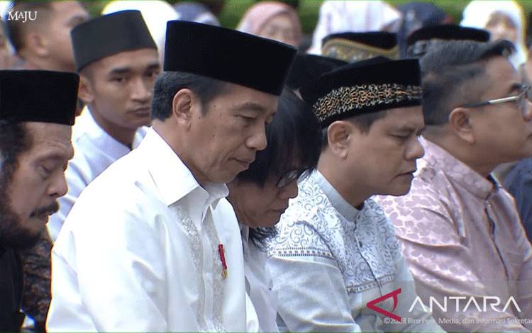 Tangkap layar Presiden Joko Widodo melaksanakan shalat Idul Adha 1444 Hijriah di halaman Istana Kepresidenan Yogyakarta pada Kamis (29/6/2023). (ANTARA/Desca Lidya Natalia)