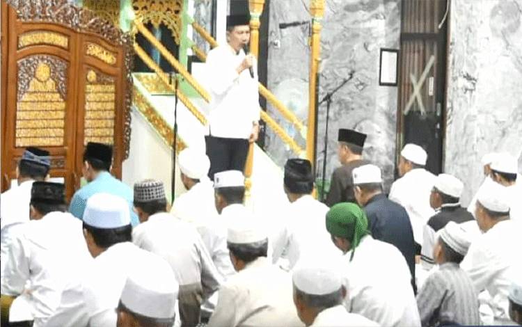 Bupati Barito UtaraH Nadalsyah saat menyampaikan sambutan seusai sholat Idul Adha di Masjid Jami Abdurrahim Muara Teweh, Kamis 29 Juni 2023. (Foto: Dhani)