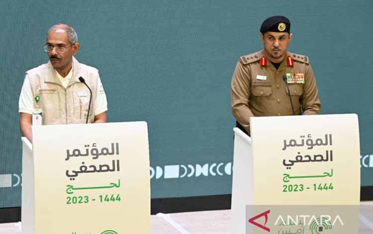 Juru Bicara Kementerian Keamanan Dalam Negeri Arab Saudi Kolonel Talal bin Shalhoub (kanan) dan Juru Bicara Kementerian Kesehatan Arab Saudi Dr. Mohammed Al-Abd Alali dalam konferensi pers di Makkah, Rabu (28/6/2023). (ANTARA/Azis Kurmala)